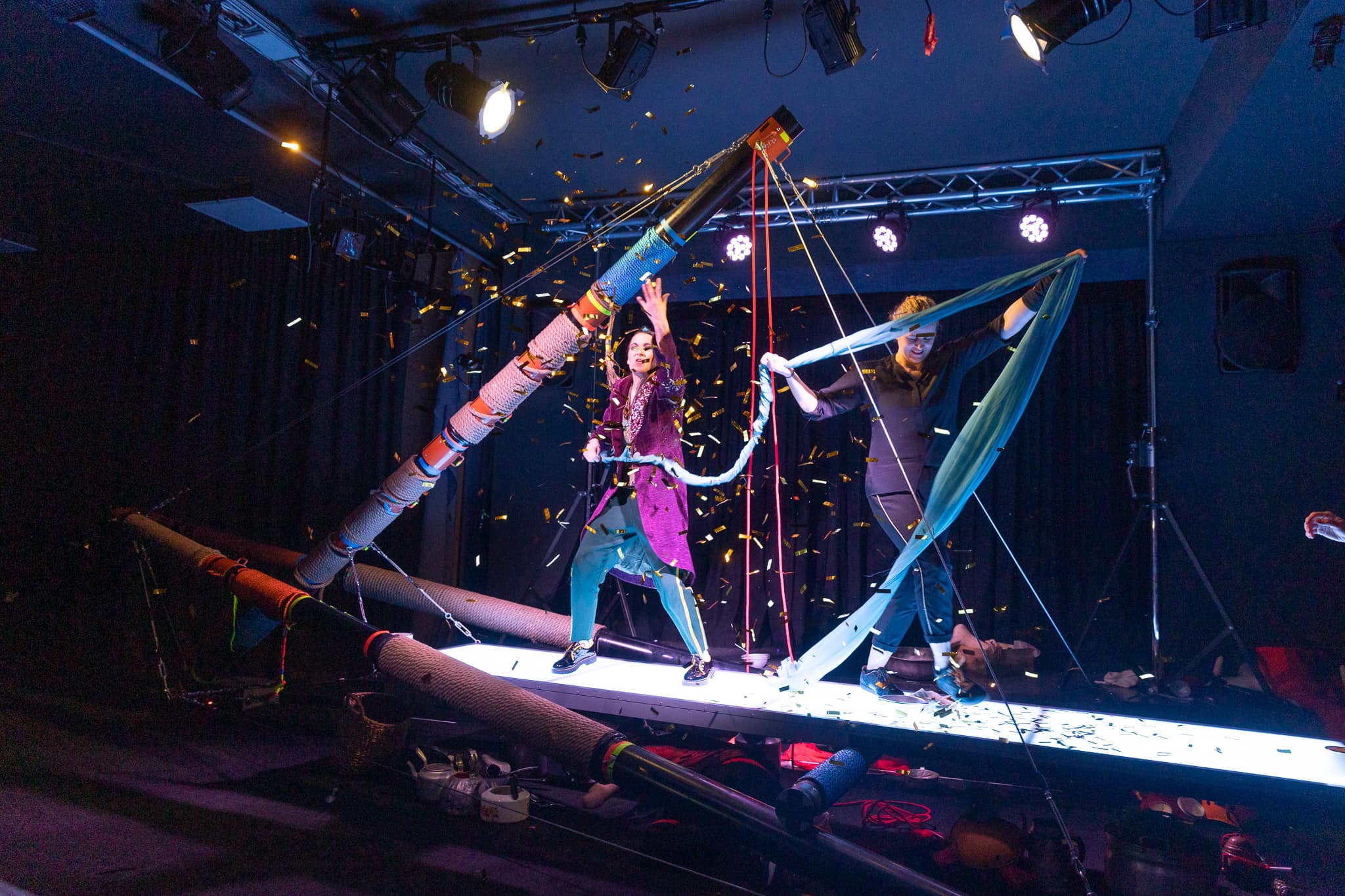 Skats no izrādes "Ahilleja papēdis" (Liepājas Leļļu teātris, 2024) // Foto – Vineta Jaunzeme